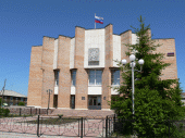 Здание администрации Первомайского района со старым гербом РСФСР